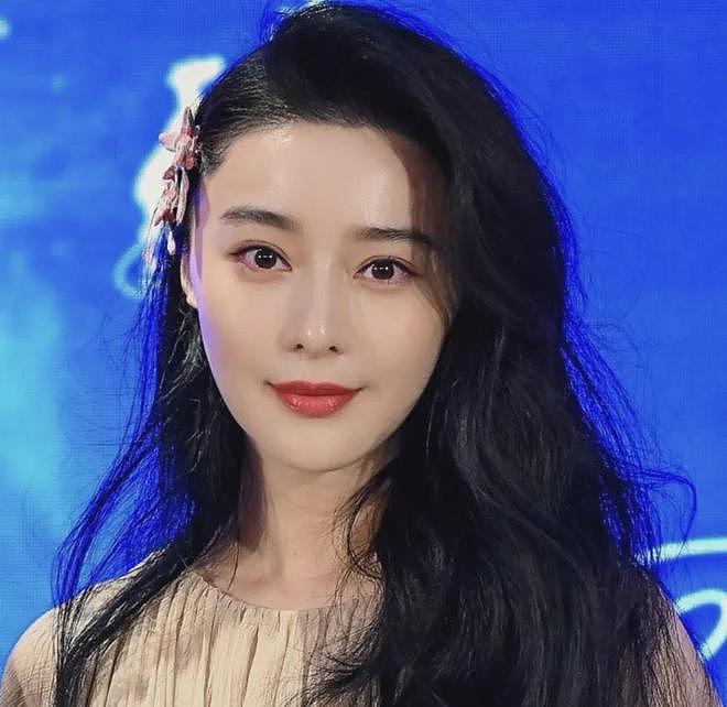 范丞丞74岁爸爸被偶遇，穿儿子同款潮牌，许久没和女儿冰冰同框（组图） - 17