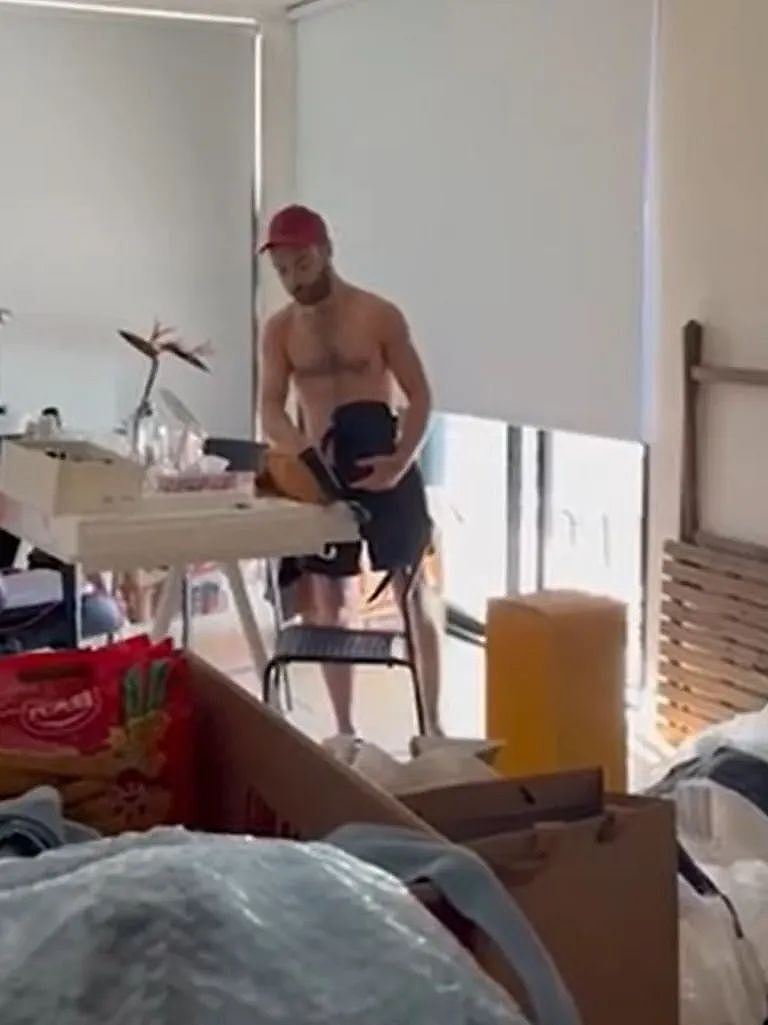 太离谱！澳洲华人情侣度假回家，惊见陌生男“住”进家里，还穿着粪渍衣服喊：我在布置房子（组图） - 1