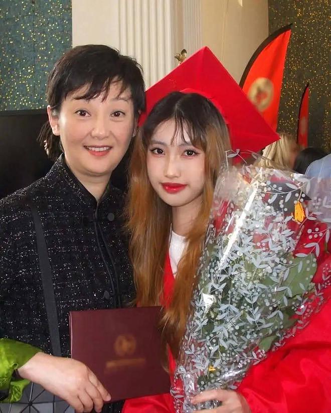 冯小刚19岁小女儿,晒美国高中毕业照,文案引争议,或进军娱乐圈(组图) - 6