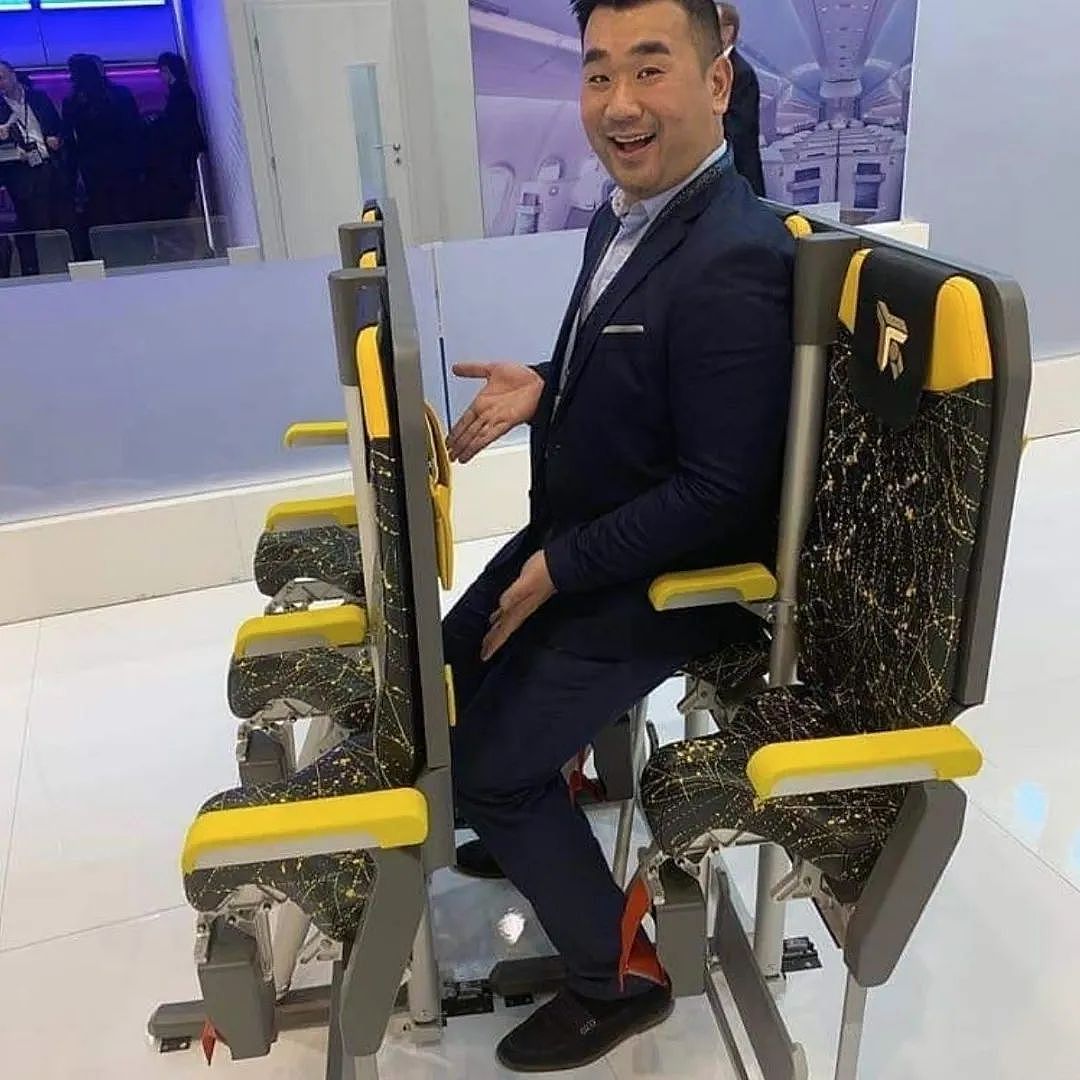 飞机出“站票”了？乘客全程扎马步式坐姿、被吐槽“空中运奴机”！网友：下一步取消座位？（组图） - 4