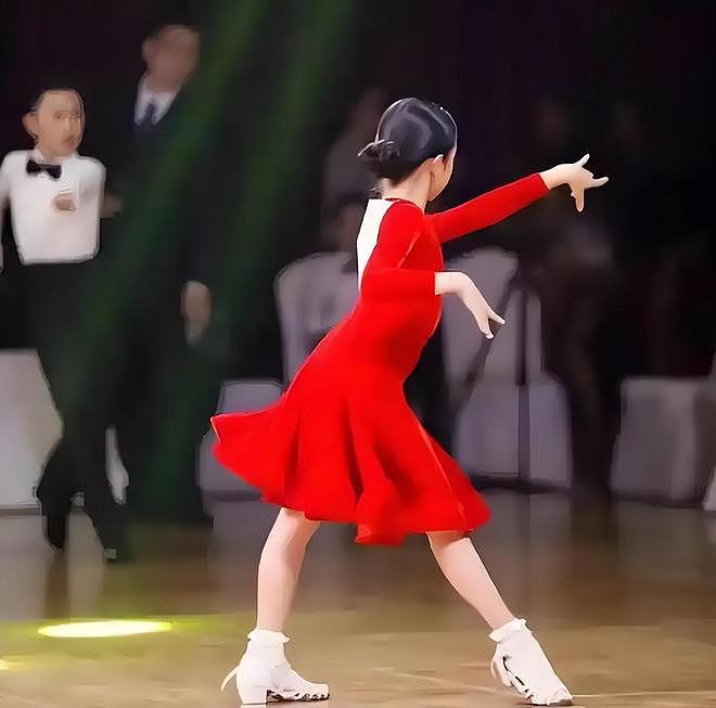 港媒曝孙俪全家移居伦敦!早年铺路拿香港身份,难怪女儿英国比赛(组图) - 9