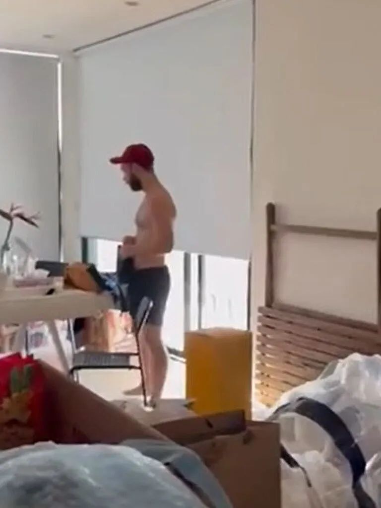 太离谱！澳洲华人情侣度假回家，惊见陌生男“住”进家里，还穿着粪渍衣服喊：我在布置房子（组图） - 2