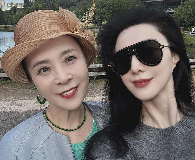 范丞丞74岁爸爸被偶遇，穿儿子同款潮牌，许久没和女儿冰冰同框（组图） - 20