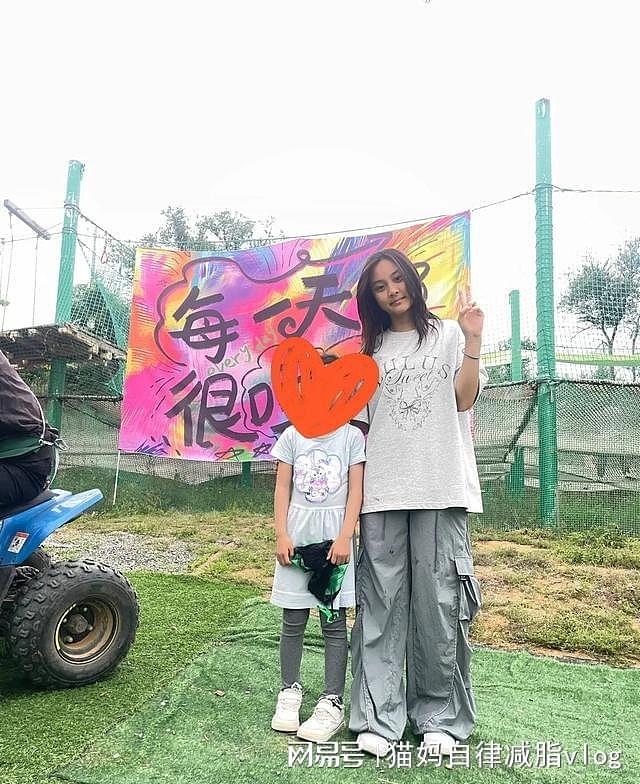 明星团建过六一！贾乃亮和李小璐为甜馨合体，章子怡和佟丽娅也在（组图） - 5