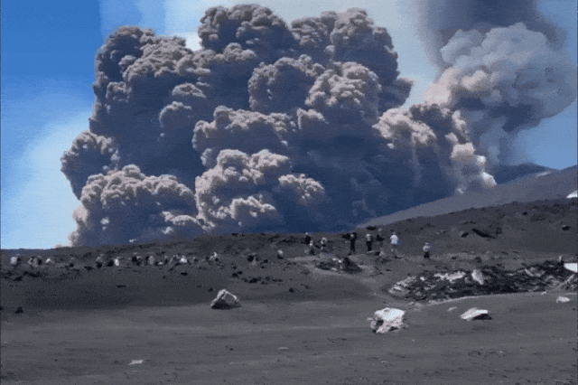 恐怖！旅游胜地火山突然爆发，大批游客疯狂逃命，巨响震撼城镇，黑烟冲天（组图） - 5