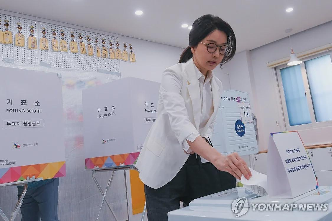 尹锡悦夫妇现身大选投票站，面对记者提问一言不发（组图） - 3