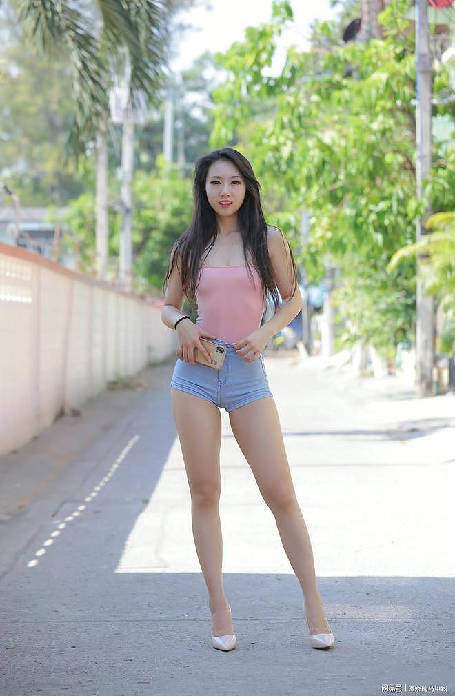 【美女】来喽！漂亮小姐姐火辣身材，细腰完美比例，男的都会喜欢（组图） - 40