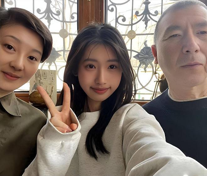 冯小刚19岁小女儿,晒美国高中毕业照,文案引争议,或进军娱乐圈(组图) - 5