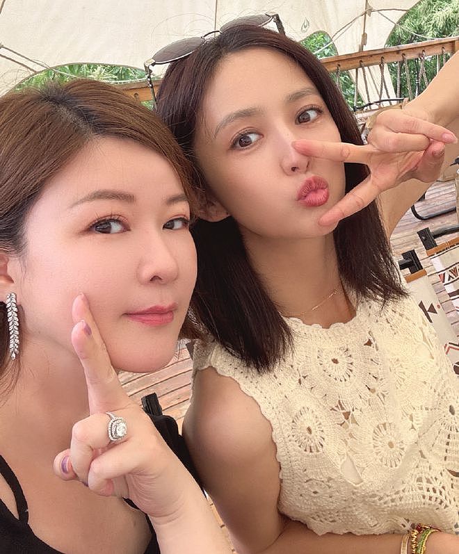 杜华晒出40+女星同框照!章子怡素颜认不出,李小璐打扮显年轻(组图) - 1
