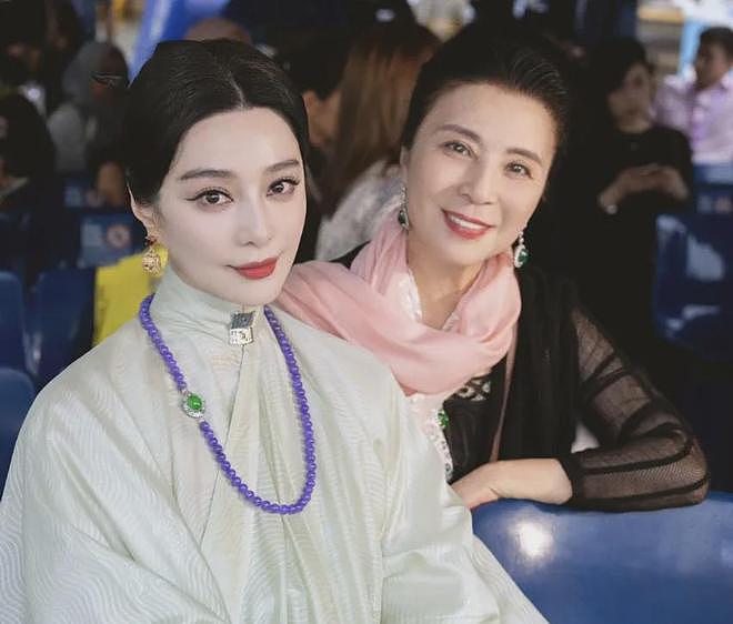 范丞丞74岁爸爸被偶遇，穿儿子同款潮牌，许久没和女儿冰冰同框（组图） - 19