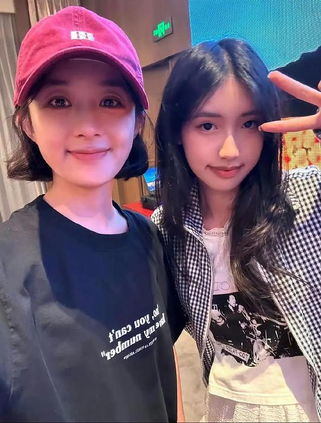 冯小刚19岁小女儿,晒美国高中毕业照,文案引争议,或进军娱乐圈(组图) - 16