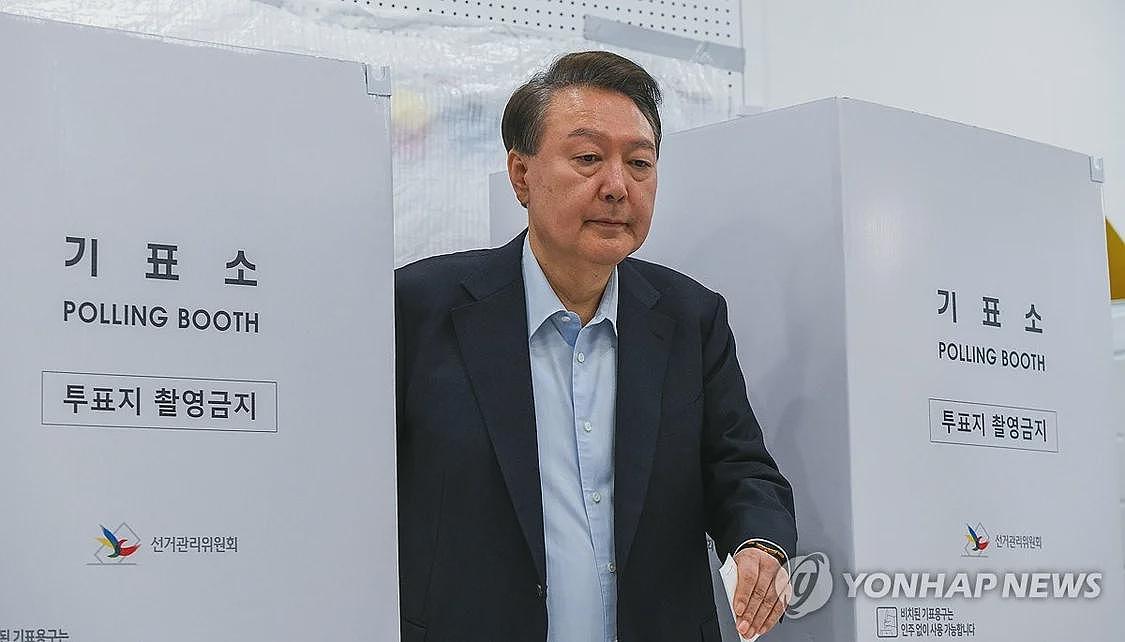 尹锡悦夫妇现身大选投票站，面对记者提问一言不发（组图） - 2