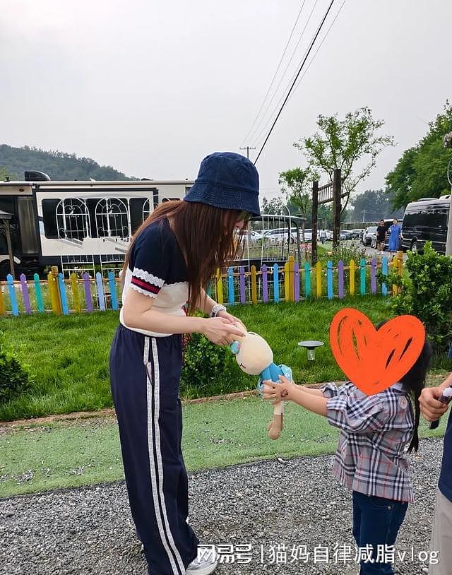 明星团建过六一！贾乃亮和李小璐为甜馨合体，章子怡和佟丽娅也在（组图） - 7