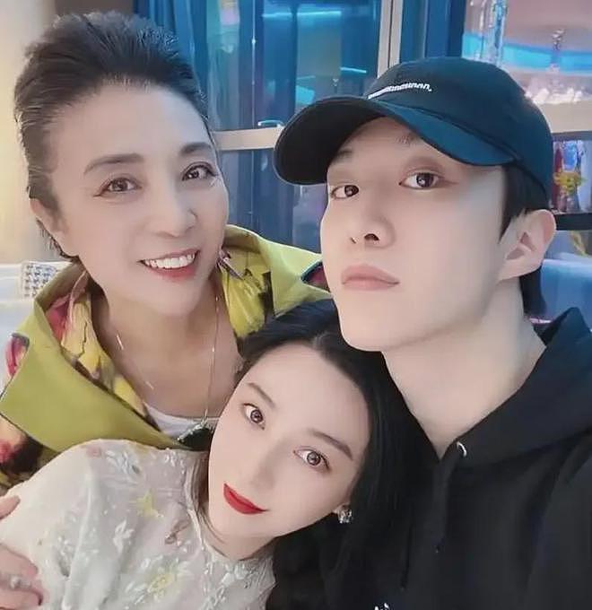 范丞丞74岁爸爸被偶遇，穿儿子同款潮牌，许久没和女儿冰冰同框（组图） - 22