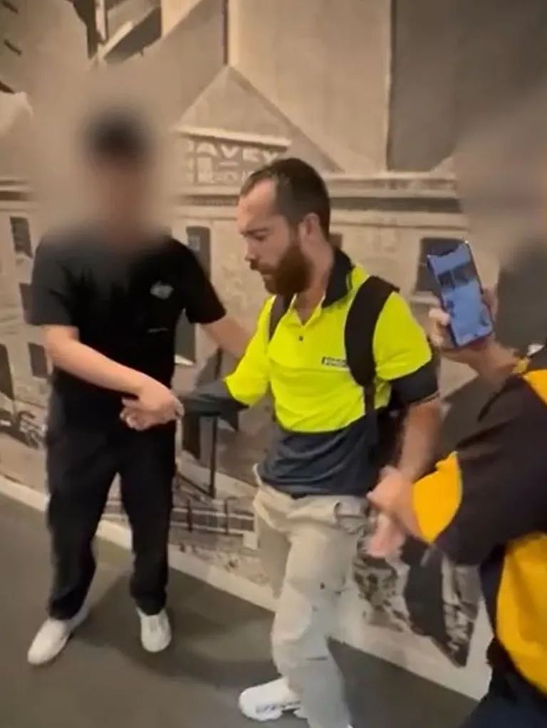 太离谱！澳洲华人情侣度假回家，惊见陌生男“住”进家里，还穿着粪渍衣服喊：我在布置房子（组图） - 3