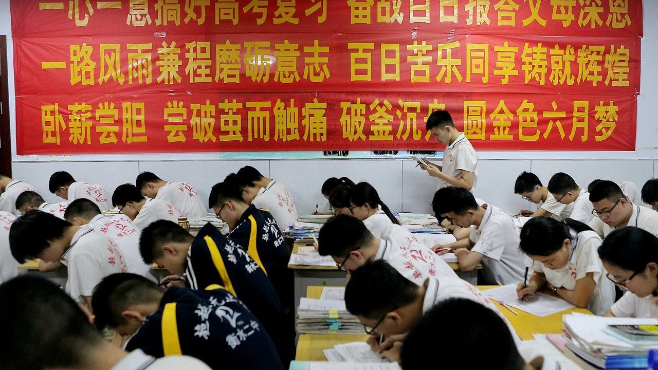 中国高考报名人数8年首降，1335万考生背后并非单纯高考降温（组图） - 1