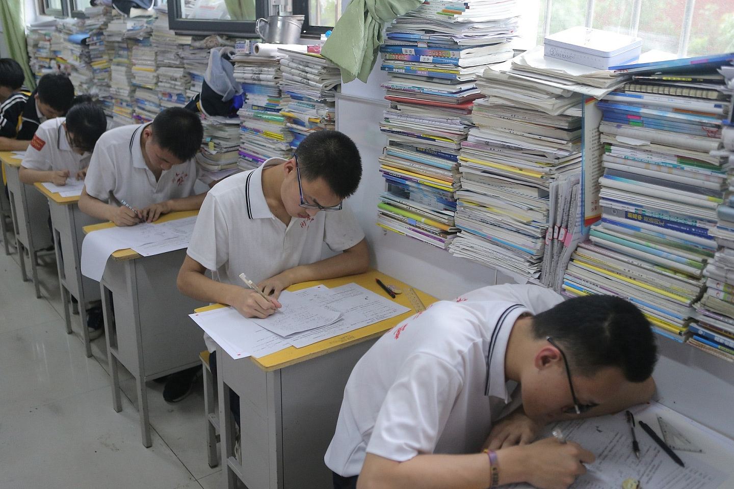 中国高考报名人数8年首降，1335万考生背后并非单纯高考降温（组图） - 3