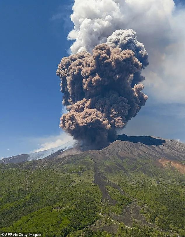 恐怖！旅游胜地火山突然爆发，大批游客疯狂逃命，巨响震撼城镇，黑烟冲天（组图） - 4
