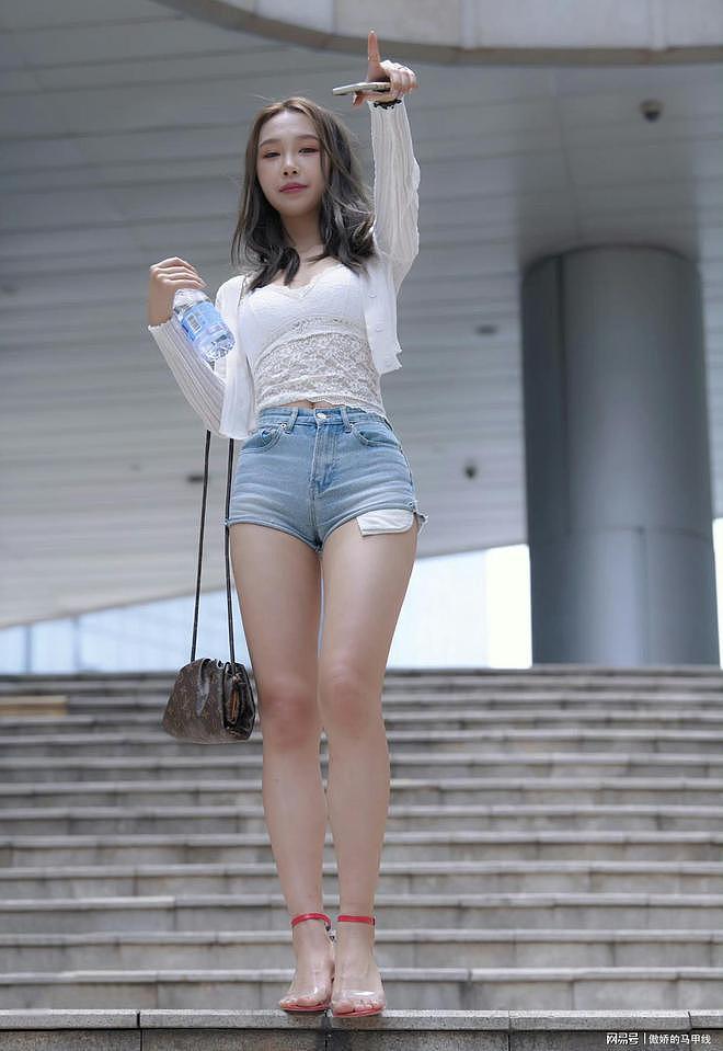 【美女】来喽！漂亮小姐姐火辣身材，细腰完美比例，男的都会喜欢（组图） - 2