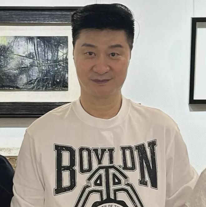 范丞丞74岁爸爸被偶遇，穿儿子同款潮牌，许久没和女儿冰冰同框（组图） - 1