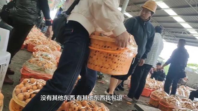 直呼被坑惨!男子旅游买两箱水果寄回家,塞了“三四斤”卫生纸?还藏着两瓶矿泉水(组图) - 10
