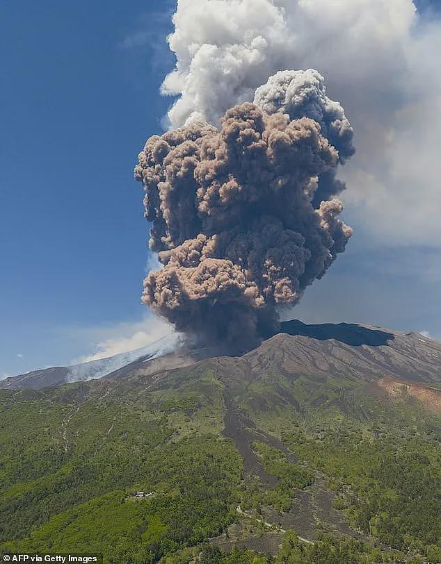 恐怖！旅游胜地火山突然爆发，大批游客疯狂逃命，巨响震撼城镇，黑烟冲天（组图） - 4