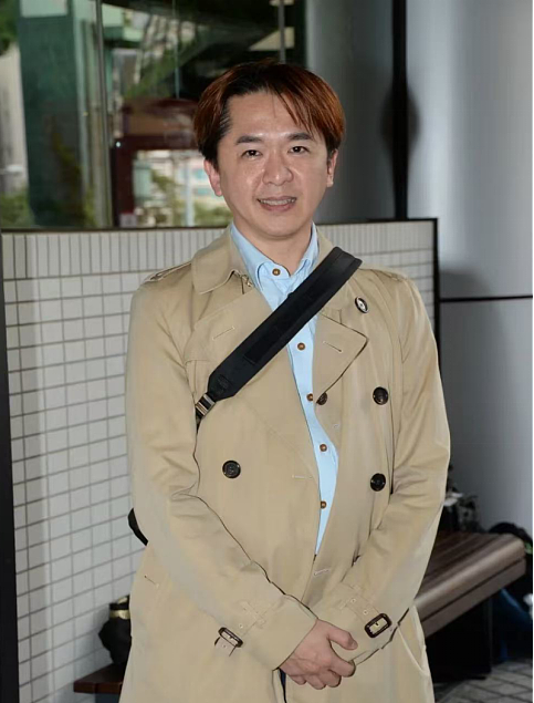 “现代韦小宝“邓兆尊坐公交车被偶遇，最穷时只有一亿，曾因拒生子险结扎（组图） - 4