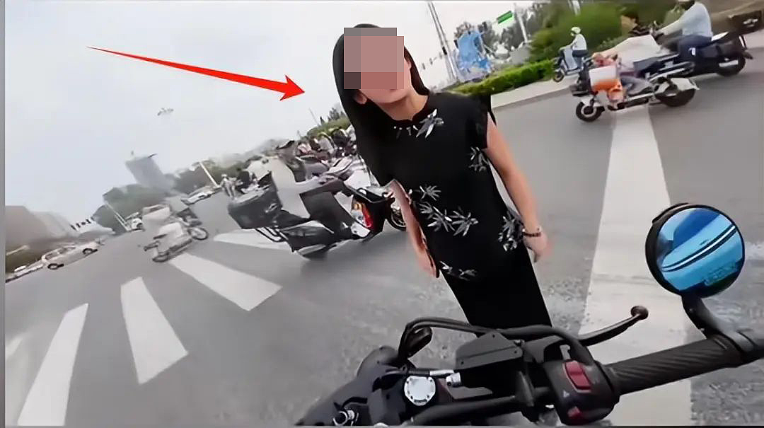 女司机和男骑手吵架理亏称怀孕博同情，网友不买账后气到流产这事到底怪谁？（视频/组图） - 1