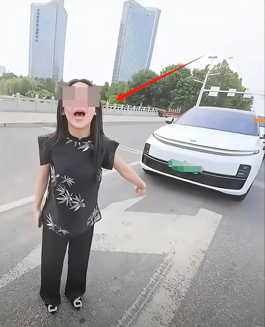 女司机和男骑手吵架理亏称怀孕博同情，网友不买账后气到流产这事到底怪谁？（视频/组图） - 3