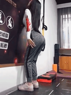 【美女】性感到爆的“翘臀蹲”，网友：场面火辣，身材犯规（组图） - 9