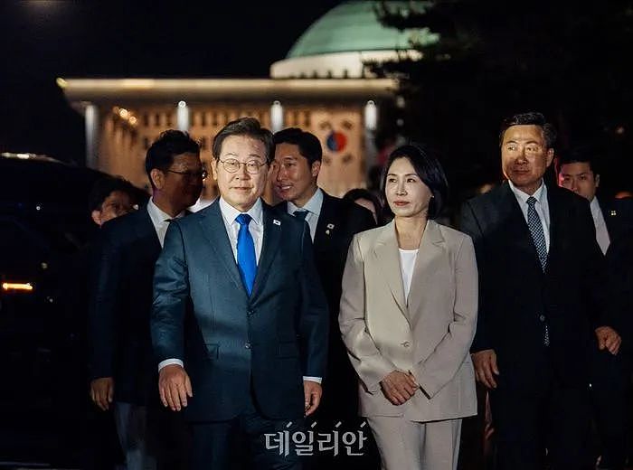 他做梦都想当韩国总统！把野心写在脸上，又一对狠人夫妻上位了……（组图） - 8
