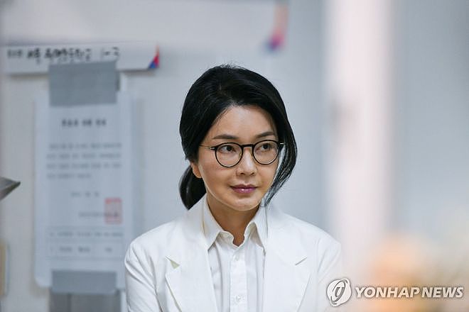 尹锡悦爱妻久违现身，朴素却仍显嫩，正面临三项指控（组图） - 6