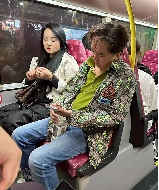 “现代韦小宝“邓兆尊坐公交车被偶遇，最穷时只有一亿，曾因拒生子险结扎（组图） - 1