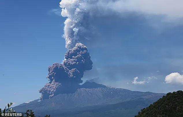 恐怖！旅游胜地火山突然爆发，大批游客疯狂逃命，巨响震撼城镇，黑烟冲天（组图） - 8
