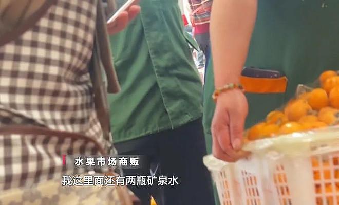 直呼被坑惨!男子旅游买两箱水果寄回家,塞了“三四斤”卫生纸?还藏着两瓶矿泉水(组图) - 19