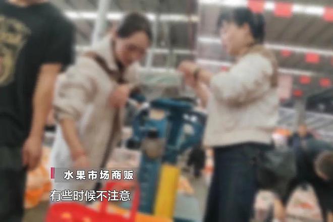 直呼被坑惨!男子旅游买两箱水果寄回家,塞了“三四斤”卫生纸?还藏着两瓶矿泉水(组图) - 17