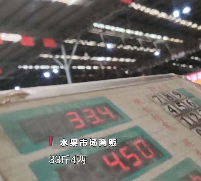直呼被坑惨!男子旅游买两箱水果寄回家,塞了“三四斤”卫生纸?还藏着两瓶矿泉水(组图) - 12