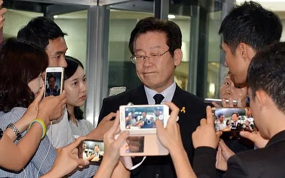 他做梦都想当韩国总统！把野心写在脸上，又一对狠人夫妻上位了……（组图） - 37