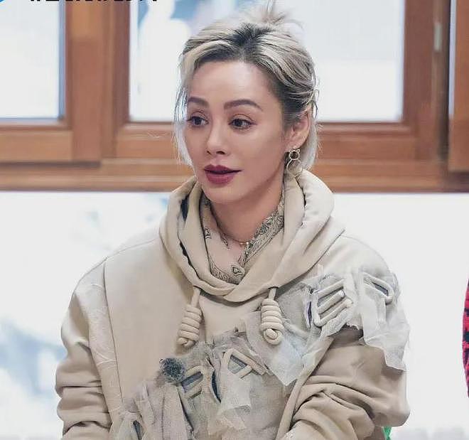 宁静潮牌价格引热议!最便宜一双袜子59块,多个商品销售量为零(组图) - 1