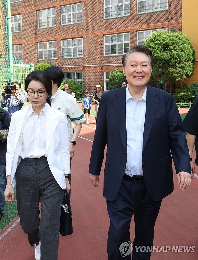 尹锡悦爱妻久违现身，朴素却仍显嫩，正面临三项指控（组图） - 3