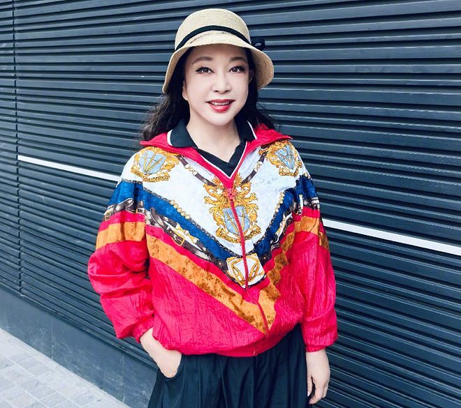 刘晓庆后续税务风波来了:多场话剧演出被取消,海外露面状态不佳(组图) - 1