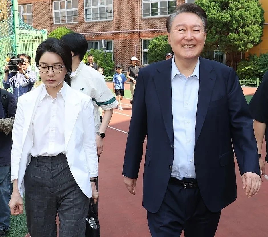 他做梦都想当韩国总统！把野心写在脸上，又一对狠人夫妻上位了……（组图） - 5