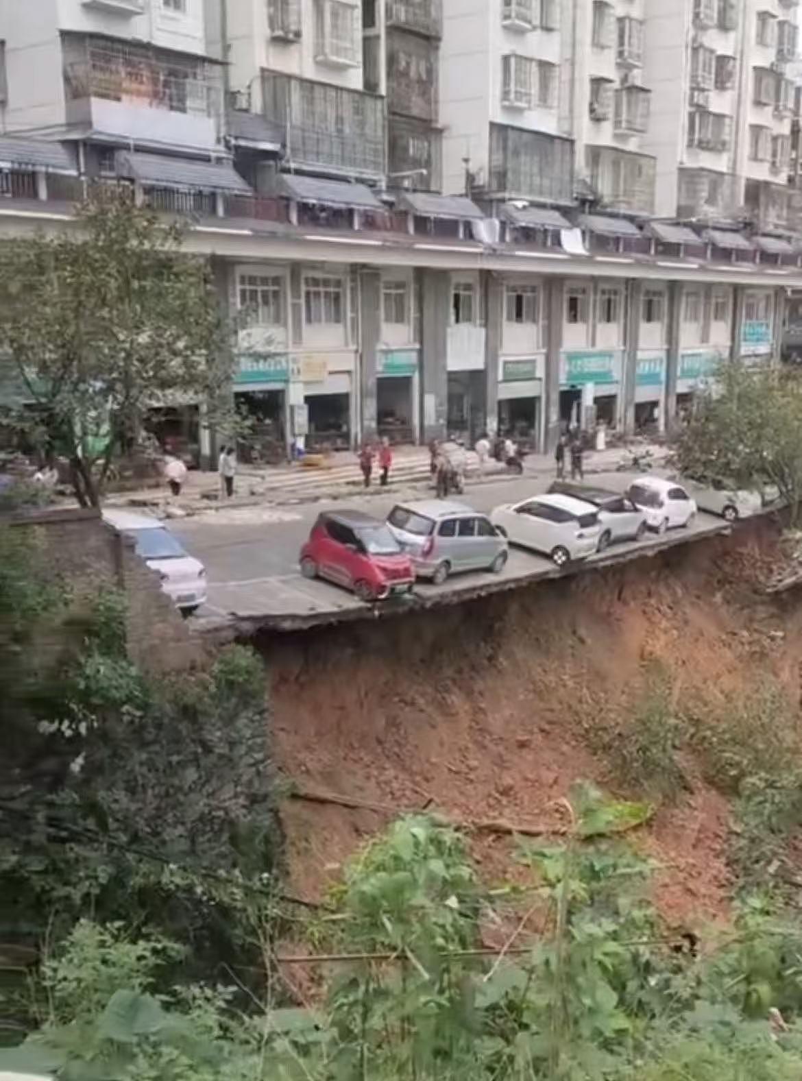 柳州一路段出现塌方，多辆汽车滚落！当地回应（视频/组图） - 1