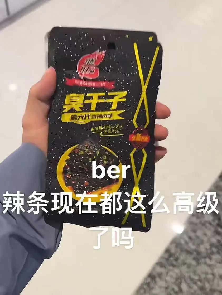 【爆笑】“半夜机场接朋友却撞见男友和别人抱在一起？”网友：大型抓马现场（组图） - 31