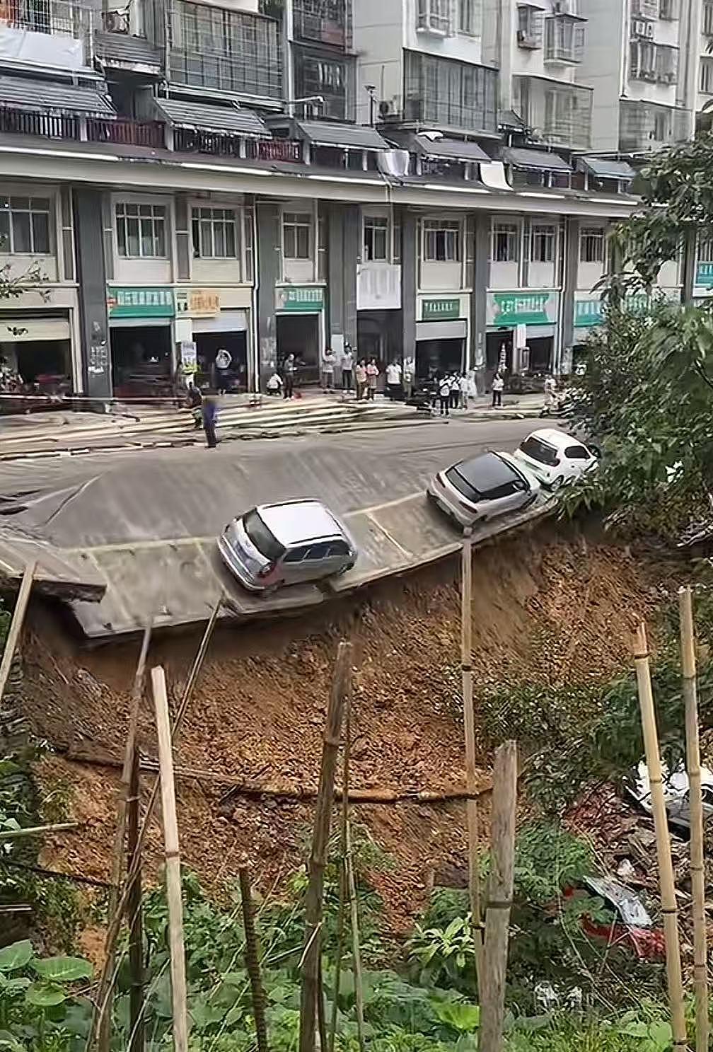 柳州一路段出现塌方，多辆汽车滚落！当地回应（视频/组图） - 2