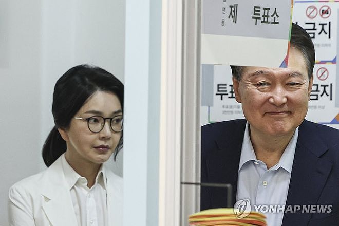 尹锡悦爱妻久违现身，朴素却仍显嫩，正面临三项指控（组图） - 5