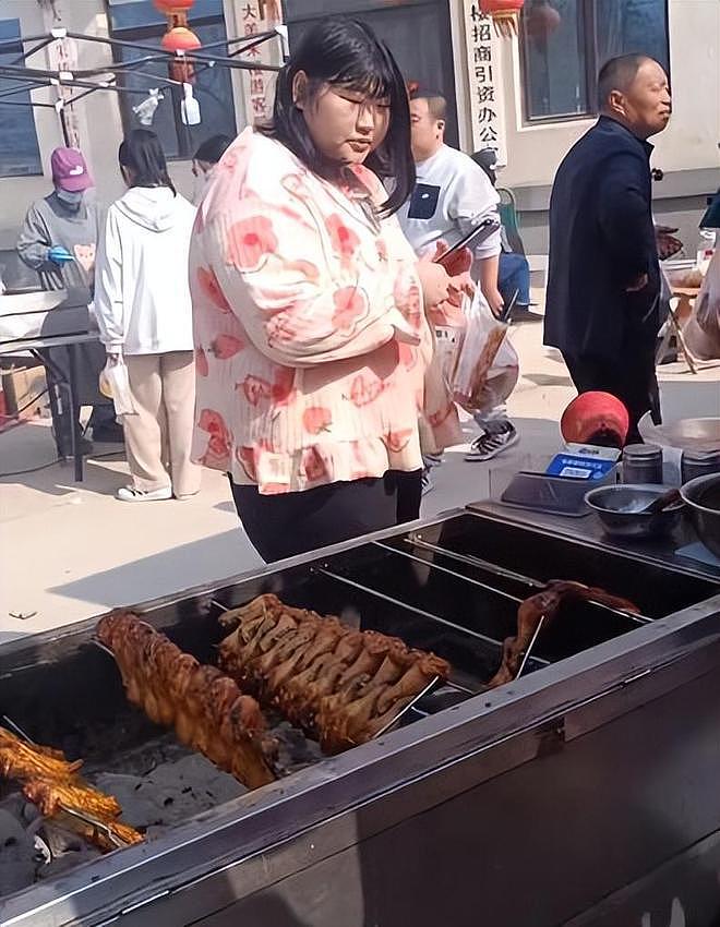 大衣哥女儿开店做老板，26岁被多次提亲，男方家底显赫很低调（组图） - 11