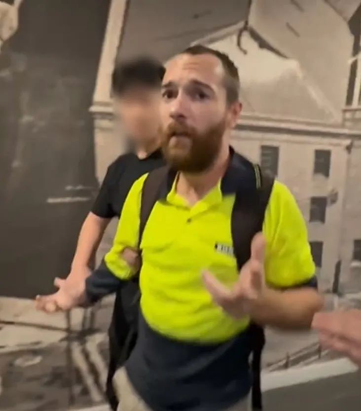 中国留学生度假回来，家没了！陌生男光着上身，穿着她男友的裤子在澳洲家中乱晃（组图） - 3