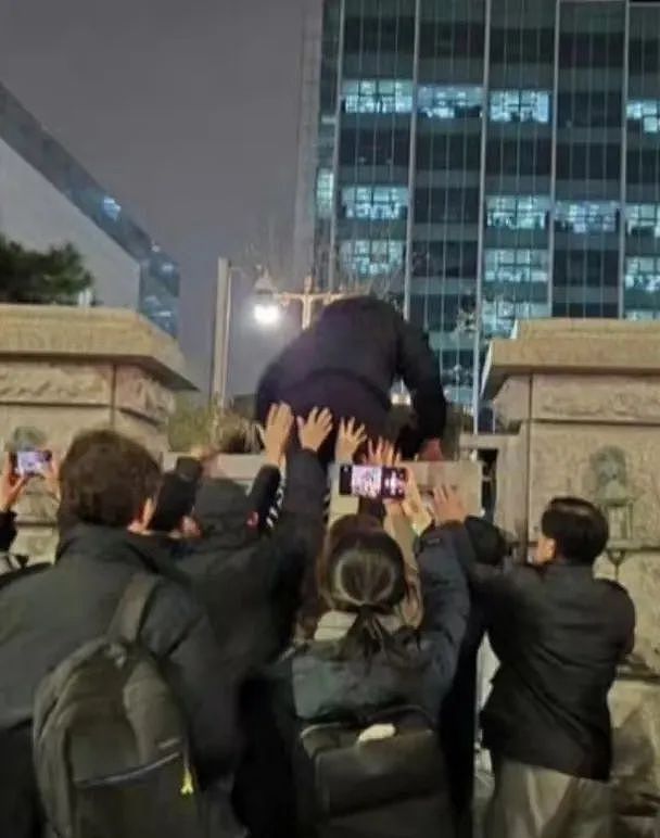 他做梦都想当韩国总统！把野心写在脸上，又一对狠人夫妻上位了……（组图） - 42