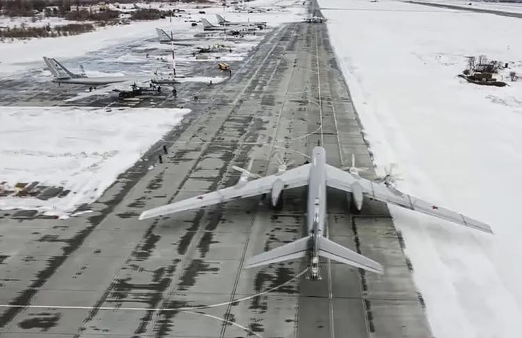 乌军空袭俄四大基地，宣布炸毁40多架军机，普京会下令核反击吗？（组图） - 8